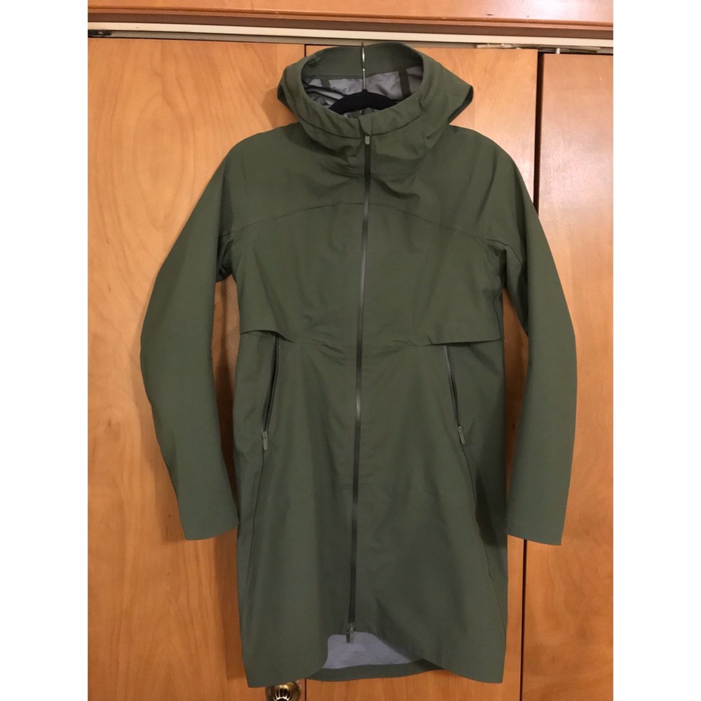 Lululemon Cloud Crush rain jacket